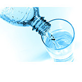   Mineralwasser, Plastikflasche, Einschenken
