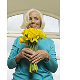   Seniorin, Blumenstrauß, Narzissenstrauß