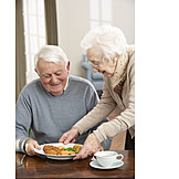   Essen & Trinken, Servieren, Seniorenpaar