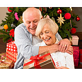   Bescherung, Beschenken, Seniorenpaar