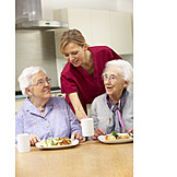   Seniorin, Altenpflegerin, Seniorenheim, Altersvorsorge, Altenpflege