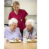   Seniorin, Altenpflegerin, Seniorenheim, Altersvorsorge, Pflegebedürftig, Mittagessen, Betreutes Wohnen