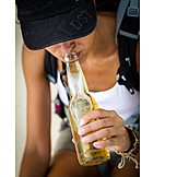  Junge Frau, Genuss & Konsum, Trinken, Bier, Bierflasche