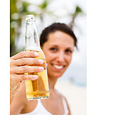   Junge Frau, Genuss & Konsum, Bier, Bierflasche, Prost