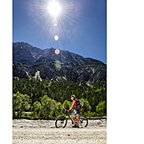   Fahrradtour, Radfahrerin, Oberbayern, Mittenwald