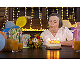   Seniorin, Geburtstag, Kerzen, Ausblasen