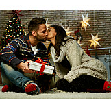   Paar, Weihnachten, Kuss, Bescherung, Weihnachtsgeschenk