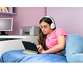   Teenager, Zuhause, Kopfhörer, Internet, Musik Hören, Streamen