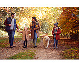   Eltern, Spaziergang, Kinder, Golden Retriever, Herbstspaziergang, Familienausflug