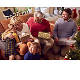   Umarmen, Weihnachten, Familie, Kinder, Auspacken, Großeltern