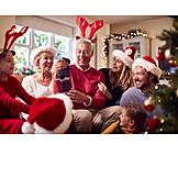   Weihnachten, Familie, Bescherung, Auspacken, Großeltern, Weihnachtsgeschenk