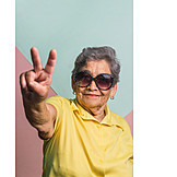   Cool, Victory-zeichen, Aktive Seniorin