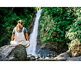   Junge Frau, Wasserfall, Meditation, Naturnah
