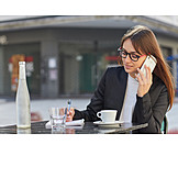   Geschäftsfrau, Straßencafé, Telefonieren, Notiz