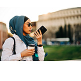   Sommer, Unterwegs, Audio, Sonnenbrille, Smartphone, Muslimin