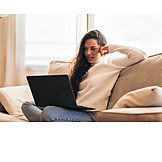   Zuhause, Sofa, Laptop, Online, Streamen