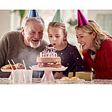   Lächeln, Geburtstag, Großeltern, Geburtstagskuchen, Enkeltochter, Geburtstagsfeier, Partyhütchen