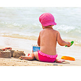   Kleinkind, Sonnenschutz, Strandurlaub, Strandspielzeug