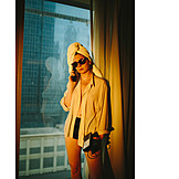   Junge Frau, Hotel, Fenster, Doha, Telefonanruf