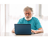   Senior, Zuhause, Laptop, Online, Konzentriert