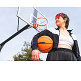   Junge Frau, Cool, Urban, Style, Basketball, Basketballplatz