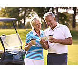   Golfsport, Golfspieler, Seniorenpaar, Scorekarte